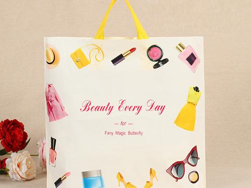 服装袋：从包装功能到品牌延伸的复合载体